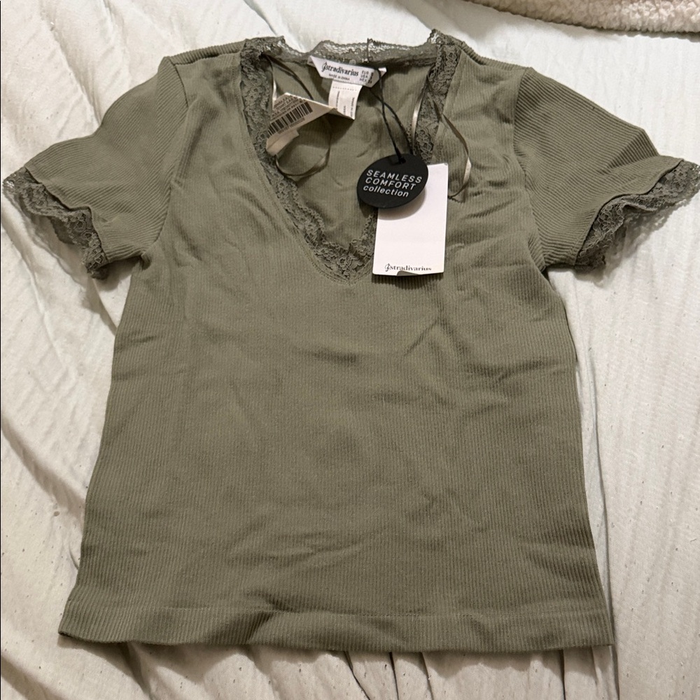 stradivarius Olive Ribbed V‑Neck Tee with Lace Trim